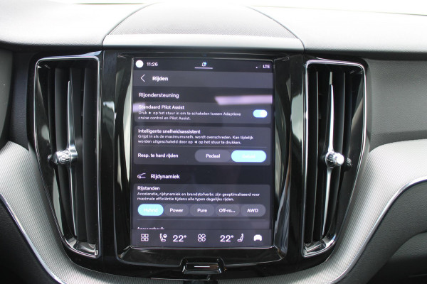 Volvo XC60 T8 455PK Automaat Plug-in hybrid AWD Plus Dark / Adaptieve Cruise control / Semi elektrisch wegklapbare trekhaak / 360 Camera / Stoel- en stuurverwarming / Panoramisch schuif-kanteldak / Elektrische achterklep / Elektrische stoelen met geheugen