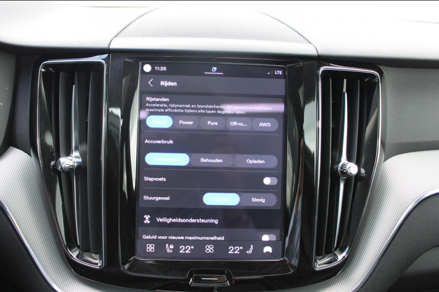 Volvo XC60 T8 455PK Automaat Plug-in hybrid AWD Plus Dark / Adaptieve Cruise control / Semi elektrisch wegklapbare trekhaak / 360 Camera / Stoel- en stuurverwarming / Panoramisch schuif-kanteldak / Elektrische achterklep / Elektrische stoelen met geheugen
