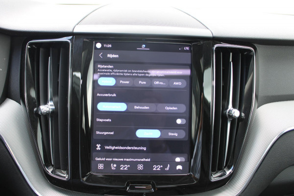 Volvo XC60 T8 455PK Automaat Plug-in hybrid AWD Plus Dark / Adaptieve Cruise control / Semi elektrisch wegklapbare trekhaak / 360 Camera / Stoel- en stuurverwarming / Panoramisch schuif-kanteldak / Elektrische achterklep / Elektrische stoelen met geheugen