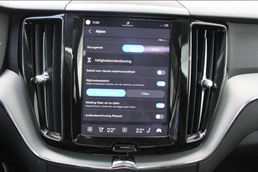 Volvo XC60 T8 455PK Automaat Plug-in hybrid AWD Plus Dark / Adaptieve Cruise control / Semi elektrisch wegklapbare trekhaak / 360 Camera / Stoel- en stuurverwarming / Panoramisch schuif-kanteldak / Elektrische achterklep / Elektrische stoelen met geheugen