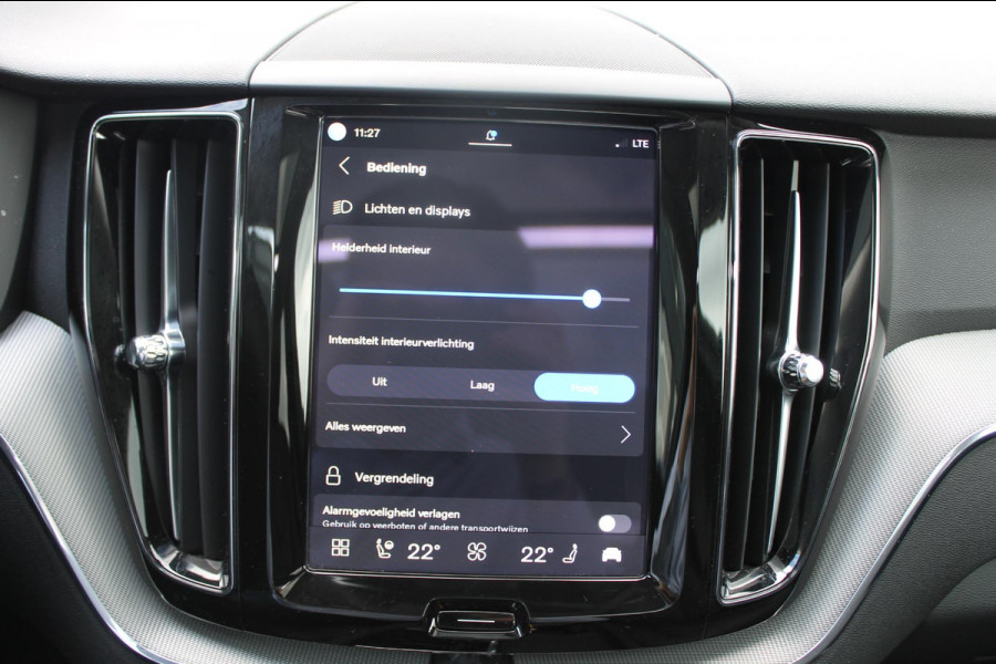 Volvo XC60 T8 455PK Automaat Plug-in hybrid AWD Plus Dark / Adaptieve Cruise control / Semi elektrisch wegklapbare trekhaak / 360 Camera / Stoel- en stuurverwarming / Panoramisch schuif-kanteldak / Elektrische achterklep / Elektrische stoelen met geheugen