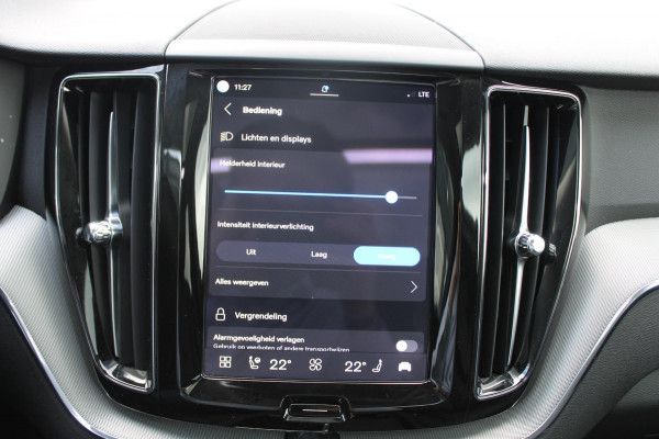 Volvo XC60 T8 455PK Automaat Plug-in hybrid AWD Plus Dark / Adaptieve Cruise control / Semi elektrisch wegklapbare trekhaak / 360 Camera / Stoel- en stuurverwarming / Panoramisch schuif-kanteldak / Elektrische achterklep / Elektrische stoelen met geheugen