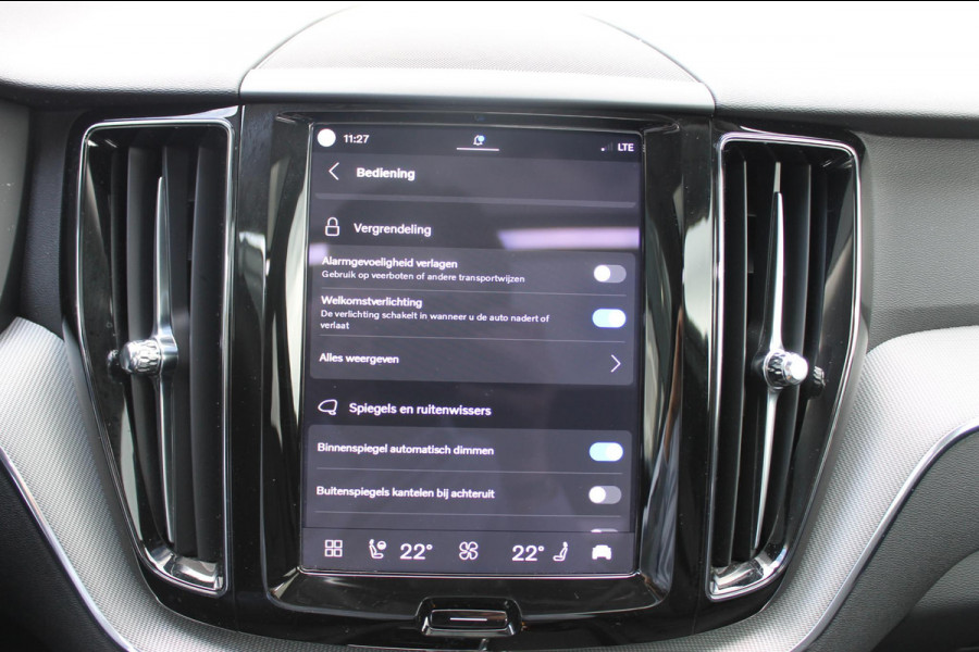 Volvo XC60 T8 455PK Automaat Plug-in hybrid AWD Plus Dark / Adaptieve Cruise control / Semi elektrisch wegklapbare trekhaak / 360 Camera / Stoel- en stuurverwarming / Panoramisch schuif-kanteldak / Elektrische achterklep / Elektrische stoelen met geheugen
