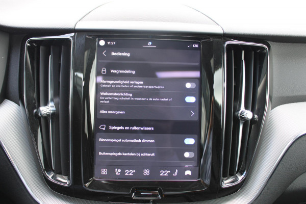 Volvo XC60 T8 455PK Automaat Plug-in hybrid AWD Plus Dark / Adaptieve Cruise control / Semi elektrisch wegklapbare trekhaak / 360 Camera / Stoel- en stuurverwarming / Panoramisch schuif-kanteldak / Elektrische achterklep / Elektrische stoelen met geheugen