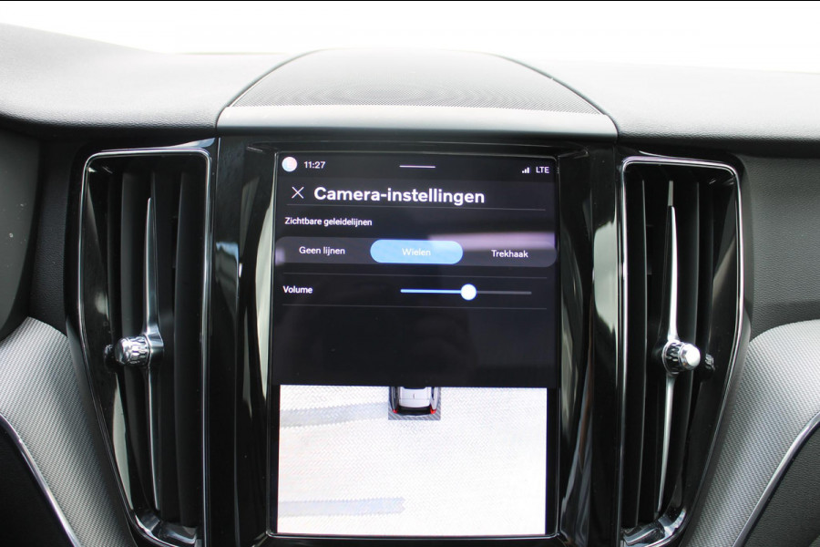 Volvo XC60 T8 455PK Automaat Plug-in hybrid AWD Plus Dark / Adaptieve Cruise control / Semi elektrisch wegklapbare trekhaak / 360 Camera / Stoel- en stuurverwarming / Panoramisch schuif-kanteldak / Elektrische achterklep / Elektrische stoelen met geheugen