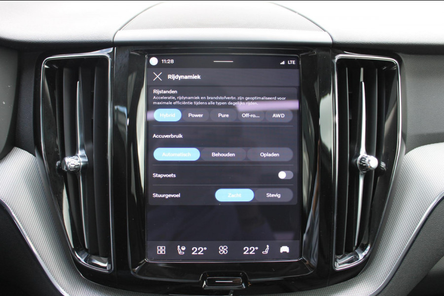 Volvo XC60 T8 455PK Automaat Plug-in hybrid AWD Plus Dark / Adaptieve Cruise control / Semi elektrisch wegklapbare trekhaak / 360 Camera / Stoel- en stuurverwarming / Panoramisch schuif-kanteldak / Elektrische achterklep / Elektrische stoelen met geheugen