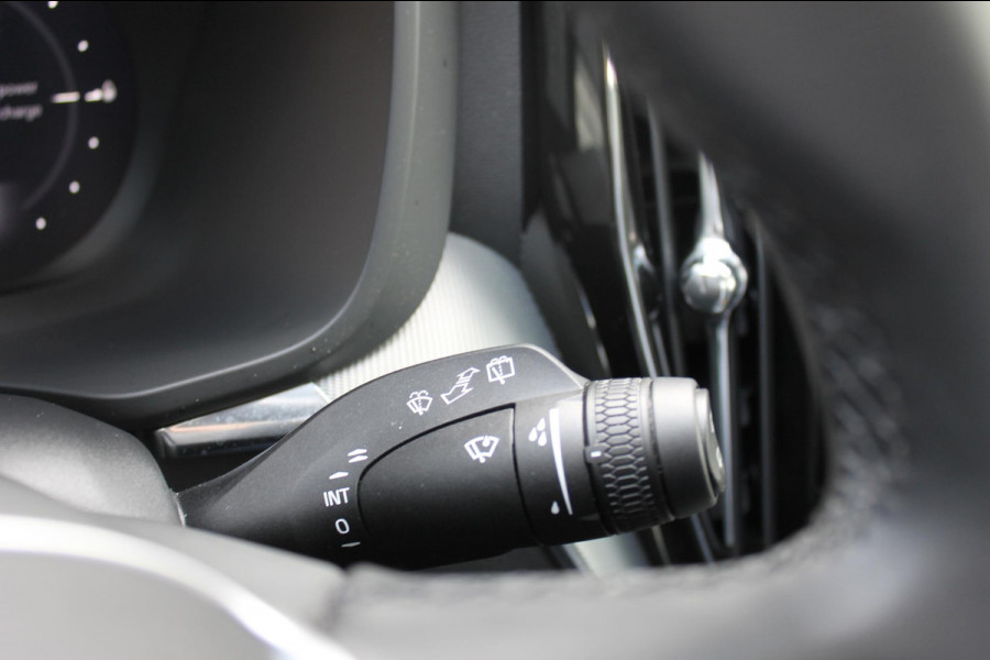 Volvo XC60 T8 455PK Automaat Plug-in hybrid AWD Plus Dark / Adaptieve Cruise control / Semi elektrisch wegklapbare trekhaak / 360 Camera / Stoel- en stuurverwarming / Panoramisch schuif-kanteldak / Elektrische achterklep / Elektrische stoelen met geheugen