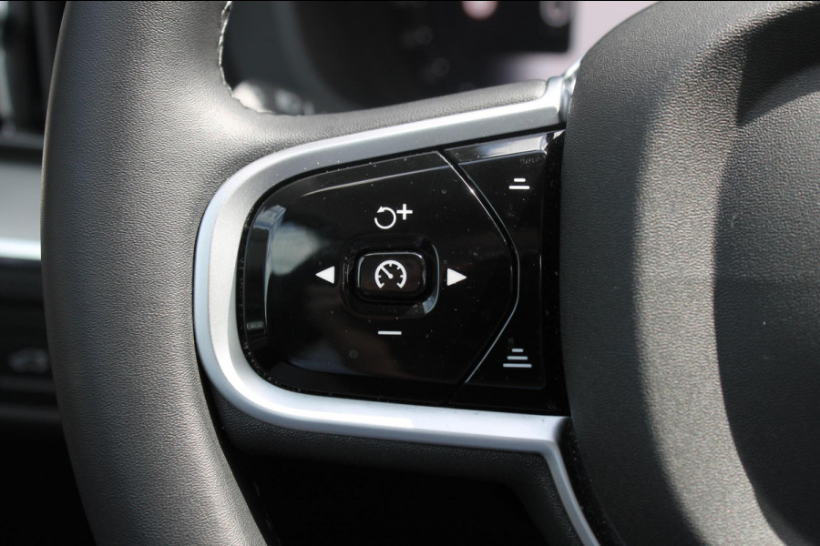 Volvo XC60 T8 455PK Automaat Plug-in hybrid AWD Plus Dark / Adaptieve Cruise control / Semi elektrisch wegklapbare trekhaak / 360 Camera / Stoel- en stuurverwarming / Panoramisch schuif-kanteldak / Elektrische achterklep / Elektrische stoelen met geheugen