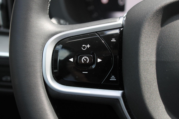 Volvo XC60 T8 455PK Automaat Plug-in hybrid AWD Plus Dark / Adaptieve Cruise control / Semi elektrisch wegklapbare trekhaak / 360 Camera / Stoel- en stuurverwarming / Panoramisch schuif-kanteldak / Elektrische achterklep / Elektrische stoelen met geheugen