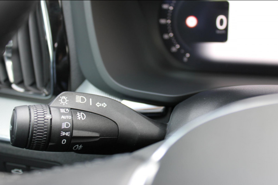 Volvo XC60 T8 455PK Automaat Plug-in hybrid AWD Plus Dark / Adaptieve Cruise control / Semi elektrisch wegklapbare trekhaak / 360 Camera / Stoel- en stuurverwarming / Panoramisch schuif-kanteldak / Elektrische achterklep / Elektrische stoelen met geheugen