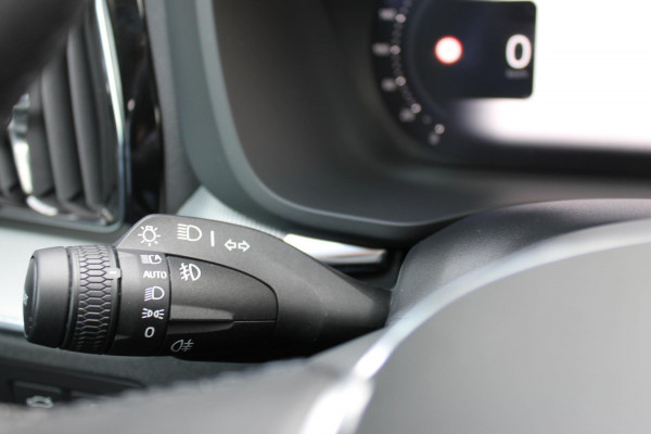 Volvo XC60 T8 455PK Automaat Plug-in hybrid AWD Plus Dark / Adaptieve Cruise control / Semi elektrisch wegklapbare trekhaak / 360 Camera / Stoel- en stuurverwarming / Panoramisch schuif-kanteldak / Elektrische achterklep / Elektrische stoelen met geheugen
