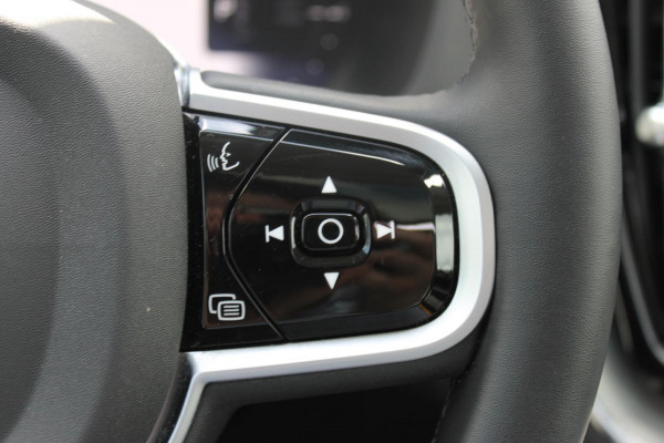 Volvo XC60 T8 455PK Automaat Plug-in hybrid AWD Plus Dark / Adaptieve Cruise control / Semi elektrisch wegklapbare trekhaak / 360 Camera / Stoel- en stuurverwarming / Panoramisch schuif-kanteldak / Elektrische achterklep / Elektrische stoelen met geheugen