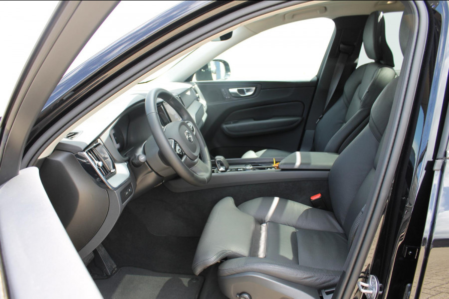 Volvo XC60 T8 455PK Automaat Plug-in hybrid AWD Plus Dark / Adaptieve Cruise control / Semi elektrisch wegklapbare trekhaak / 360 Camera / Stoel- en stuurverwarming / Panoramisch schuif-kanteldak / Elektrische achterklep / Elektrische stoelen met geheugen
