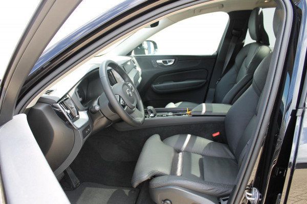 Volvo XC60 T8 455PK Automaat Plug-in hybrid AWD Plus Dark / Adaptieve Cruise control / Semi elektrisch wegklapbare trekhaak / 360 Camera / Stoel- en stuurverwarming / Panoramisch schuif-kanteldak / Elektrische achterklep / Elektrische stoelen met geheugen