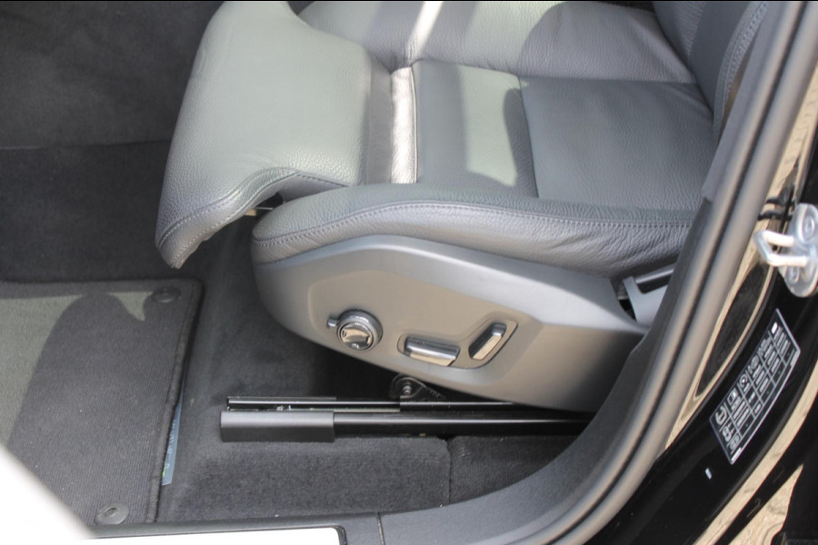 Volvo XC60 T8 455PK Automaat Plug-in hybrid AWD Plus Dark / Adaptieve Cruise control / Semi elektrisch wegklapbare trekhaak / 360 Camera / Stoel- en stuurverwarming / Panoramisch schuif-kanteldak / Elektrische achterklep / Elektrische stoelen met geheugen