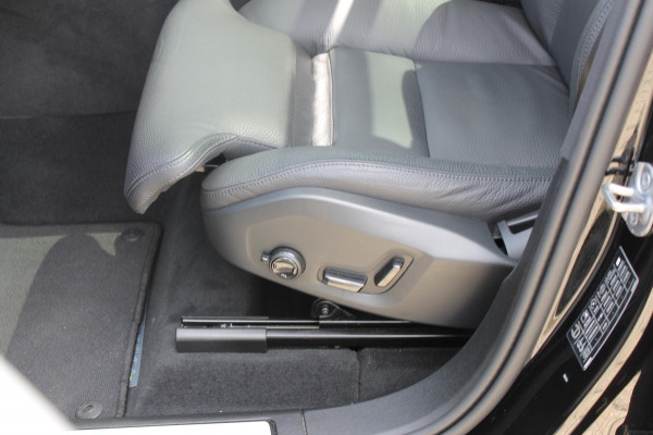Volvo XC60 T8 455PK Automaat Plug-in hybrid AWD Plus Dark / Adaptieve Cruise control / Semi elektrisch wegklapbare trekhaak / 360 Camera / Stoel- en stuurverwarming / Panoramisch schuif-kanteldak / Elektrische achterklep / Elektrische stoelen met geheugen