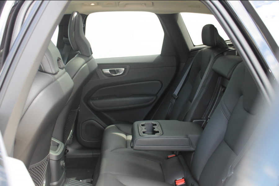 Volvo XC60 T8 455PK Automaat Plug-in hybrid AWD Plus Dark / Adaptieve Cruise control / Semi elektrisch wegklapbare trekhaak / 360 Camera / Stoel- en stuurverwarming / Panoramisch schuif-kanteldak / Elektrische achterklep / Elektrische stoelen met geheugen