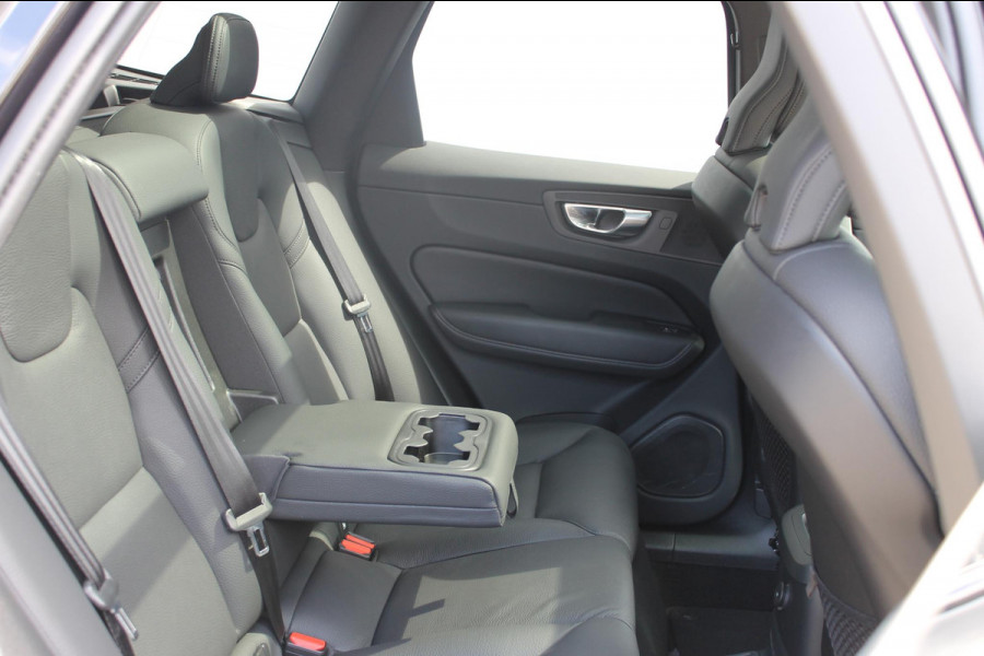 Volvo XC60 T8 455PK Automaat Plug-in hybrid AWD Plus Dark / Adaptieve Cruise control / Semi elektrisch wegklapbare trekhaak / 360 Camera / Stoel- en stuurverwarming / Panoramisch schuif-kanteldak / Elektrische achterklep / Elektrische stoelen met geheugen