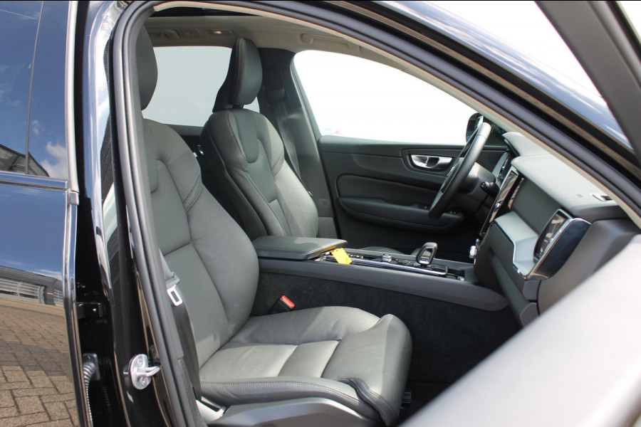 Volvo XC60 T8 455PK Automaat Plug-in hybrid AWD Plus Dark / Adaptieve Cruise control / Semi elektrisch wegklapbare trekhaak / 360 Camera / Stoel- en stuurverwarming / Panoramisch schuif-kanteldak / Elektrische achterklep / Elektrische stoelen met geheugen