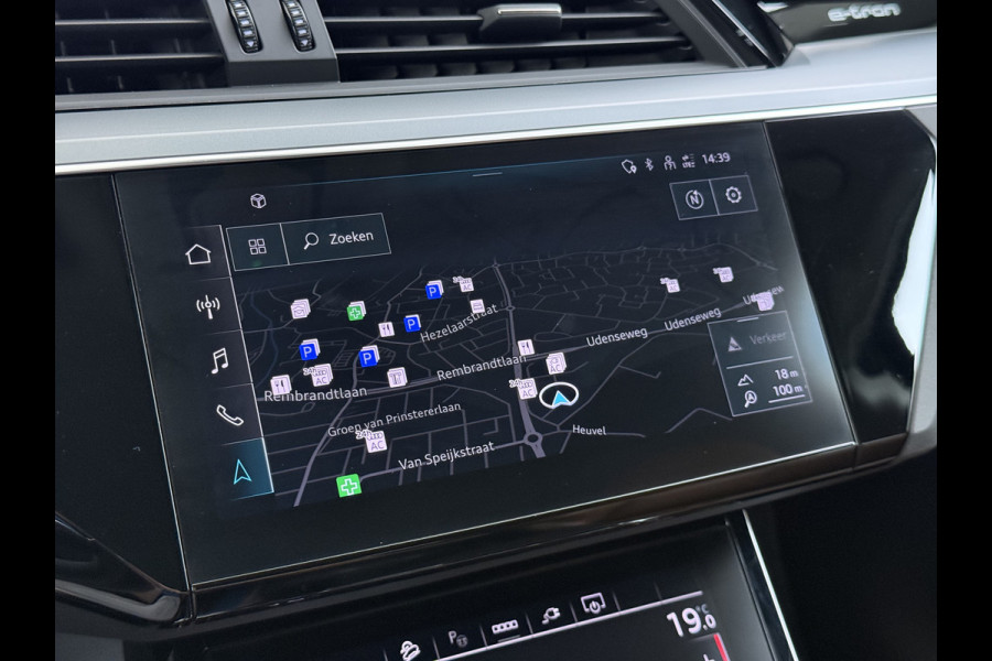 Audi e-tron 55 Quattro 408PK Edition 95kWh Leder+Verwarmd Trekhaak Elek.Achterklep Navi Ecc Lmv 20" Cruise Control Privacy Glas Led SOH 87% Isofix DAB Bluetooth Lane Assist Virtual Cockpit 1.800KG Trekhaak Origineel Nederlandse Auto