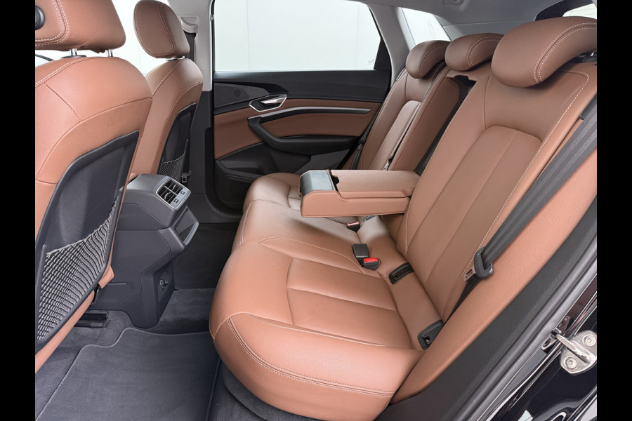 Audi e-tron 55 Quattro 408PK Edition 95kWh Leder+Verwarmd Trekhaak Elek.Achterklep Navi Ecc Lmv 20" Cruise Control Privacy Glas Led SOH 87% Isofix DAB Bluetooth Lane Assist Virtual Cockpit 1.800KG Trekhaak Origineel Nederlandse Auto