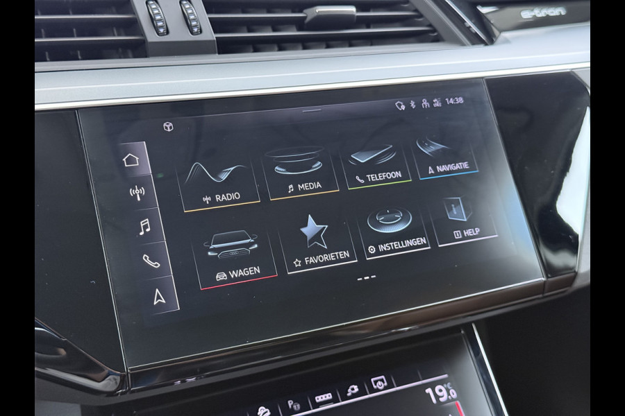 Audi e-tron 55 Quattro 408PK Edition 95kWh Leder+Verwarmd Trekhaak Elek.Achterklep Navi Ecc Lmv 20" Cruise Control Privacy Glas Led SOH 87% Isofix DAB Bluetooth Lane Assist Virtual Cockpit 1.800KG Trekhaak Origineel Nederlandse Auto