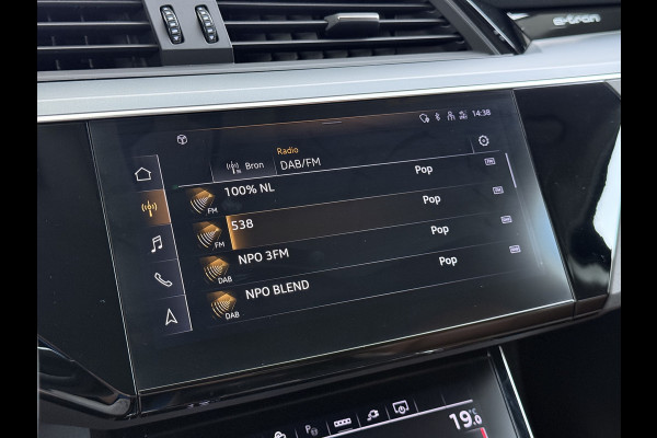 Audi e-tron 55 Quattro 408PK Edition 95kWh Leder+Verwarmd Trekhaak Elek.Achterklep Navi Ecc Lmv 20" Cruise Control Privacy Glas Led SOH 87% Isofix DAB Bluetooth Lane Assist Virtual Cockpit 1.800KG Trekhaak Origineel Nederlandse Auto