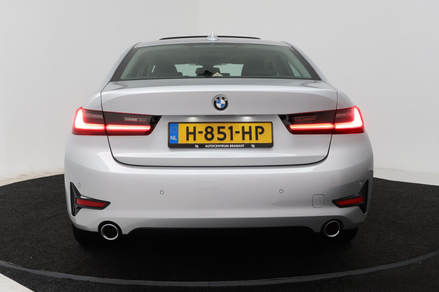 BMW 3-serie 320i Executive Edition (PANORAMADAK, SFEERVERLICHTING, PDC, DEALER ONDERHOUDEN)
