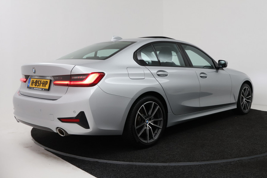 BMW 3-serie 320i Executive Edition (PANORAMADAK, SFEERVERLICHTING, PDC, DEALER ONDERHOUDEN)