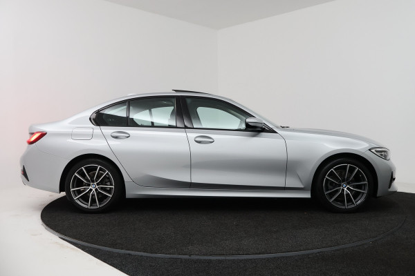 BMW 3-serie 320i Executive Edition (PANORAMADAK, SFEERVERLICHTING, PDC, DEALER ONDERHOUDEN)