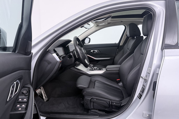 BMW 3-serie 320i Executive Edition (PANORAMADAK, SFEERVERLICHTING, PDC, DEALER ONDERHOUDEN)
