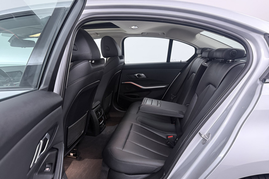 BMW 3-serie 320i Executive Edition (PANORAMADAK, SFEERVERLICHTING, PDC, DEALER ONDERHOUDEN)
