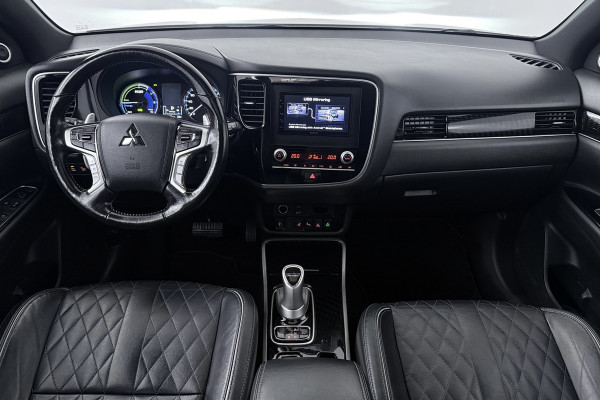 Mitsubishi Outlander 2.4 PHEV Instyle (PANORAMADAK, STUUR-/STOELVERWARMING, 360 CAMERA, LEDER, STUURBEDIENING)