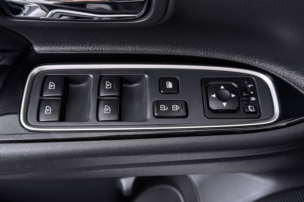 Mitsubishi Outlander 2.4 PHEV Instyle (PANORAMADAK, STUUR-/STOELVERWARMING, 360 CAMERA, LEDER, STUURBEDIENING)