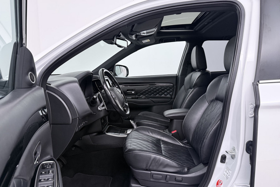 Mitsubishi Outlander 2.4 PHEV Instyle (PANORAMADAK, STUUR-/STOELVERWARMING, 360 CAMERA, LEDER, STUURBEDIENING)