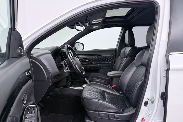 Mitsubishi Outlander 2.4 PHEV Instyle (PANORAMADAK, STUUR-/STOELVERWARMING, 360 CAMERA, LEDER, STUURBEDIENING)