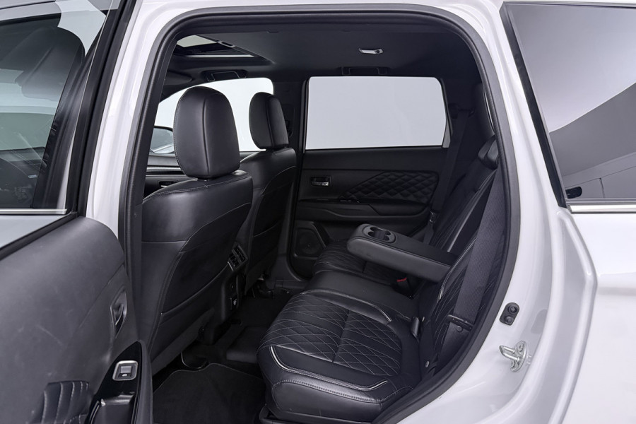 Mitsubishi Outlander 2.4 PHEV Instyle (PANORAMADAK, STUUR-/STOELVERWARMING, 360 CAMERA, LEDER, STUURBEDIENING)