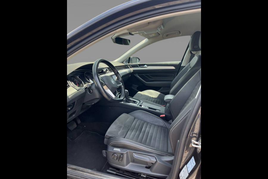 Volkswagen Passat Variant 1.5 TSI R-Line Business + / Camera / CarPlay / Leder&Alcantara / 18'' / Stoelverwarming / Dodehoek / DAB / ACC