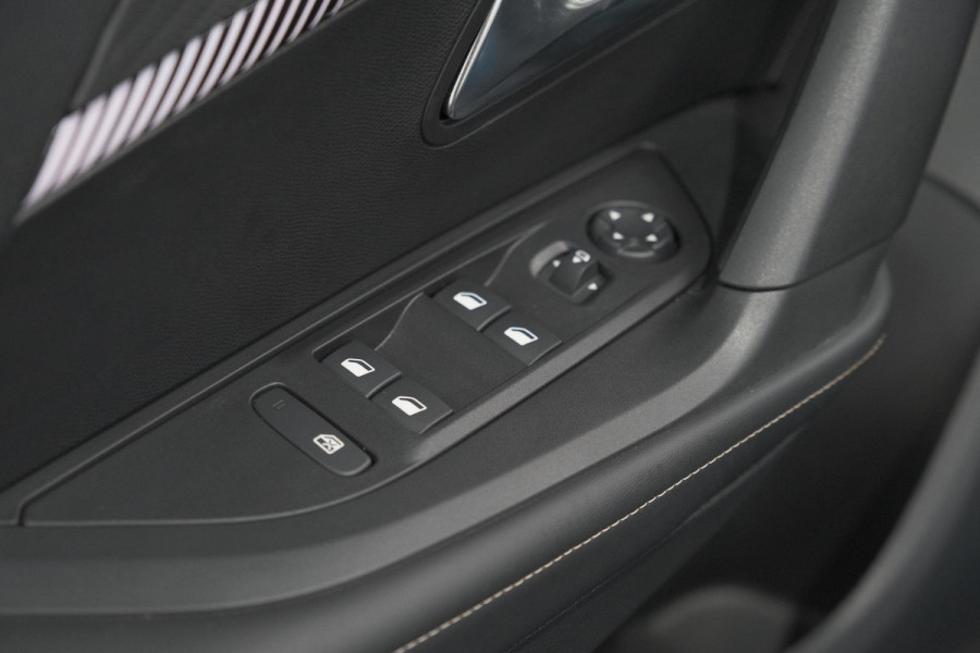 Peugeot e-2008 EV Allure 54 kWh | SOH 97,4% | 11 KW Lader | Apple Carplay | Parkeersensoren