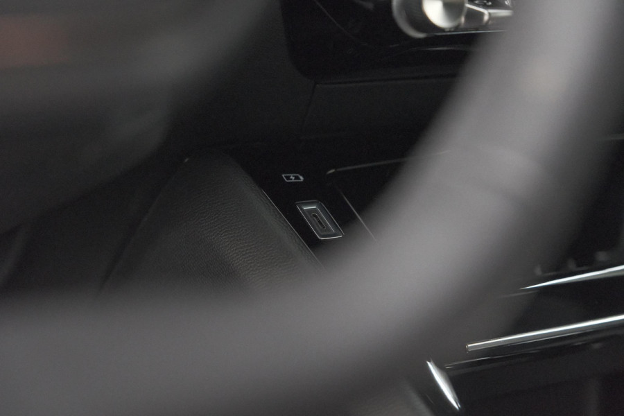 Peugeot e-2008 EV Allure 54 kWh | SOH 97,4% | 11 KW Lader | Apple Carplay | Parkeersensoren