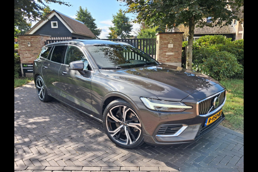 Volvo V60 2.0 T8 Plug-in hybrid AWD Ultimate Bright | Panoramadak | Trekhaak | Harman Kardon | NL-Auto | 455PK |