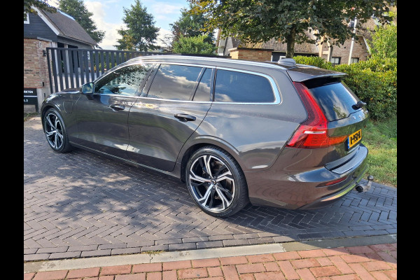 Volvo V60 2.0 T8 Plug-in hybrid AWD Ultimate Bright | Panoramadak | Trekhaak | Harman Kardon | NL-Auto | 455PK |