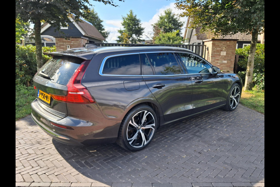 Volvo V60 2.0 T8 Plug-in hybrid AWD Ultimate Bright | Panoramadak | Trekhaak | Harman Kardon | NL-Auto | 455PK |