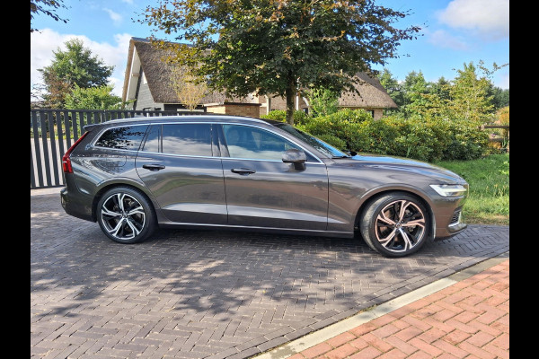 Volvo V60 2.0 T8 Plug-in hybrid AWD Ultimate Bright | Panoramadak | Trekhaak | Harman Kardon | NL-Auto | 455PK |