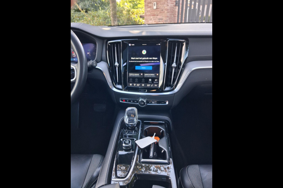 Volvo V60 2.0 T8 Plug-in hybrid AWD Ultimate Bright | Panoramadak | Trekhaak | Harman Kardon | NL-Auto | 455PK |