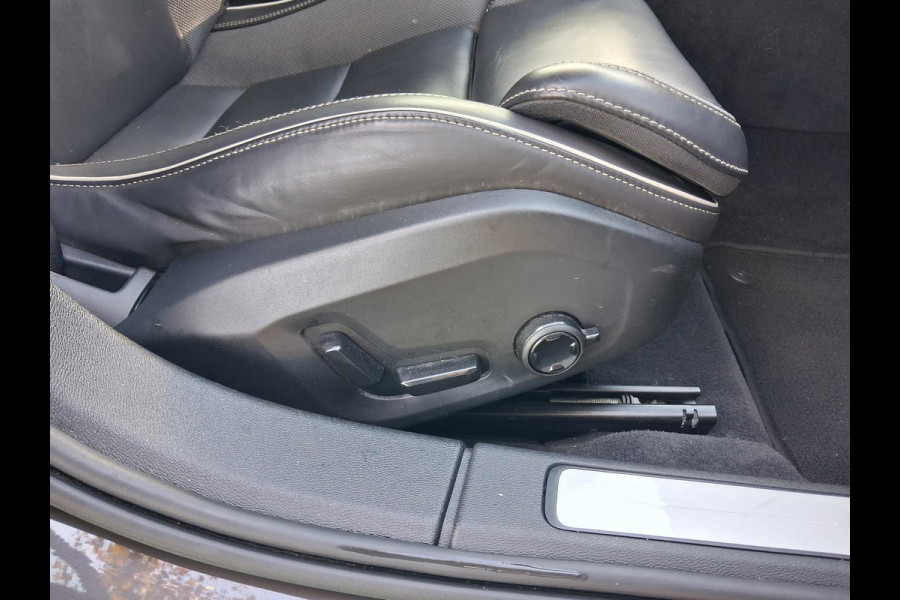 Volvo V60 2.0 T8 Plug-in hybrid AWD Ultimate Bright | Panoramadak | Trekhaak | Harman Kardon | NL-Auto | 455PK |