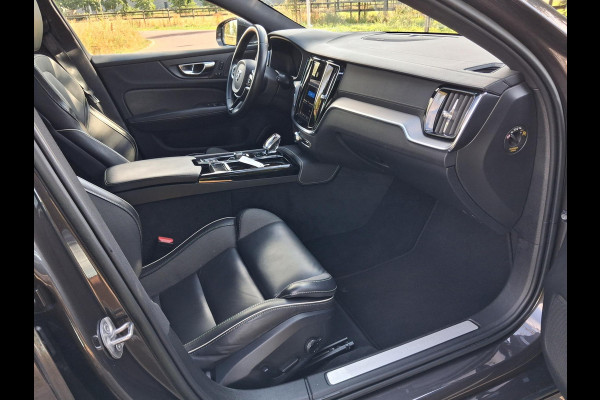 Volvo V60 2.0 T8 Plug-in hybrid AWD Ultimate Bright | Panoramadak | Trekhaak | Harman Kardon | NL-Auto | 455PK |