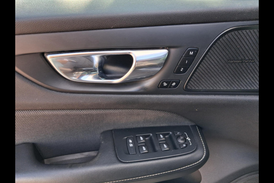 Volvo V60 2.0 T8 Plug-in hybrid AWD Ultimate Bright | Panoramadak | Trekhaak | Harman Kardon | NL-Auto | 455PK |