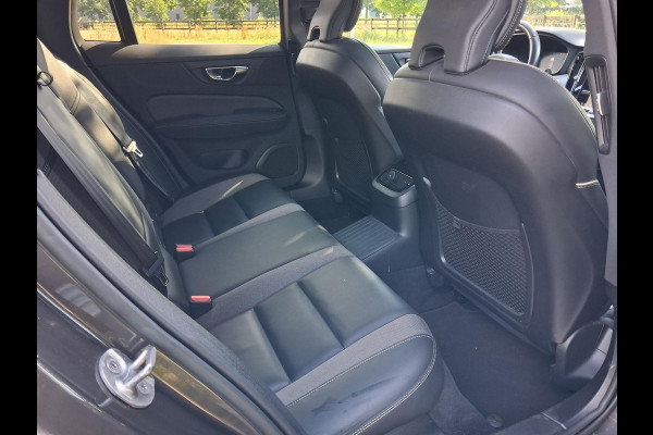 Volvo V60 2.0 T8 Plug-in hybrid AWD Ultimate Bright | Panoramadak | Trekhaak | Harman Kardon | NL-Auto | 455PK |