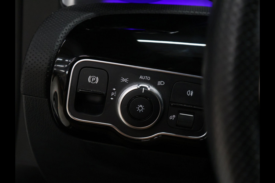 Mercedes-Benz CLA-Klasse 200 Business Solution AMG [SCHUIFKANTELDAK, AMG PAKKET, APPLE CARPLAY, ANDROID, WIDESCREEN COCKPIT, STOELVERWARMING, CAMERA, SFEERVERLICHTING, MULTIBEAM LED, PDC V+A, CRUISE CONTROL, NAVIGATIE, KEYLESS, CLIMATE CONTRO